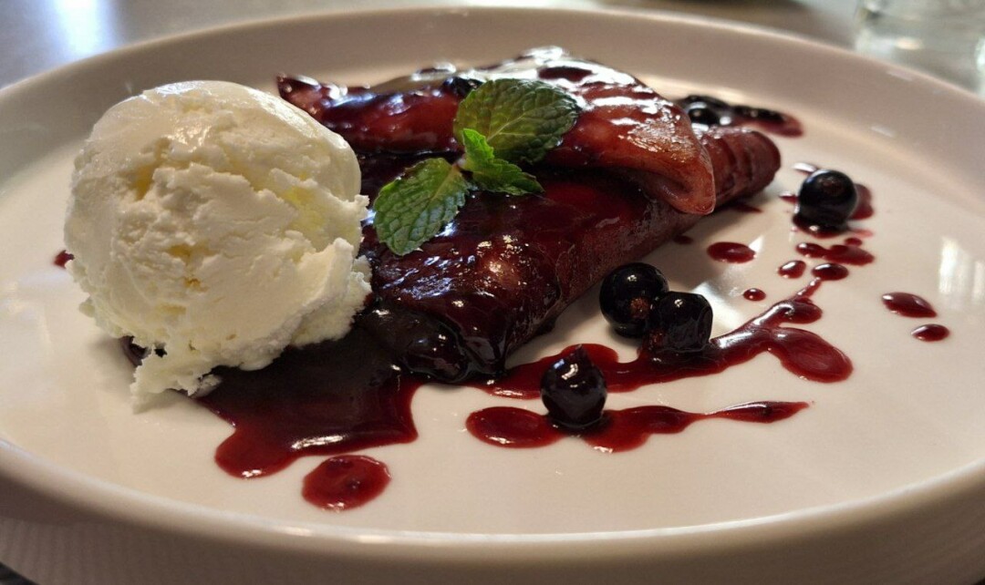 Блины с протертой смородиной и мятой