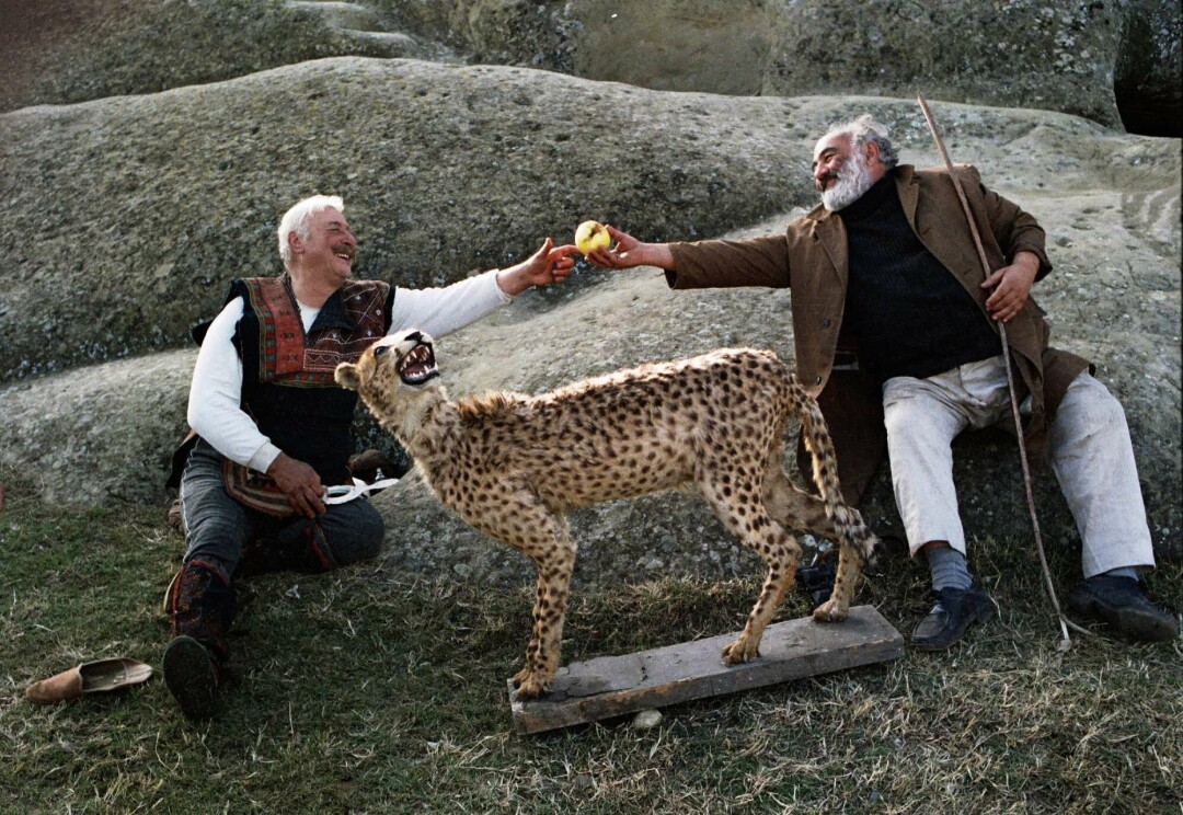 Давид Абашидзе и Сергей Параджанов на съемках фильма «Легенда о Сурамской крепости», 1983. Выставка «Рядом с Параджановым»