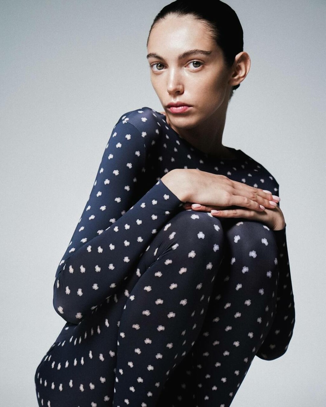 Лонгслив Rejo, 8 900 руб., колготки Rejo, 10 900 руб.