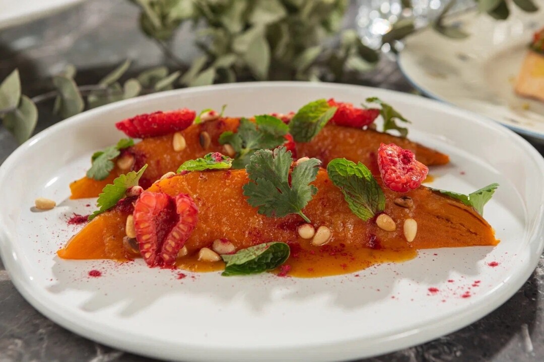 Печеный батат со свежей малиной