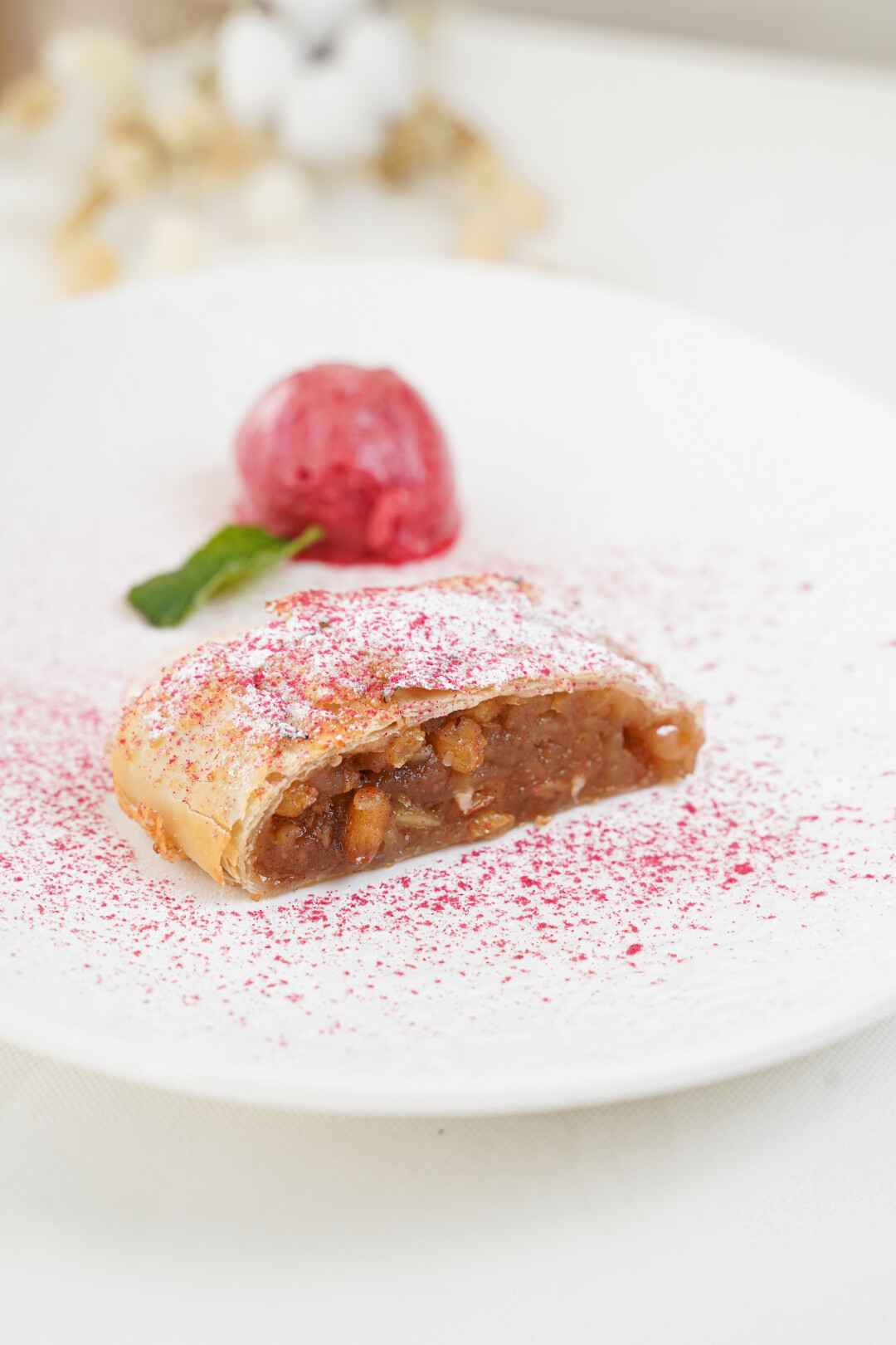 Яблочный штрудель с ягодным сорбе