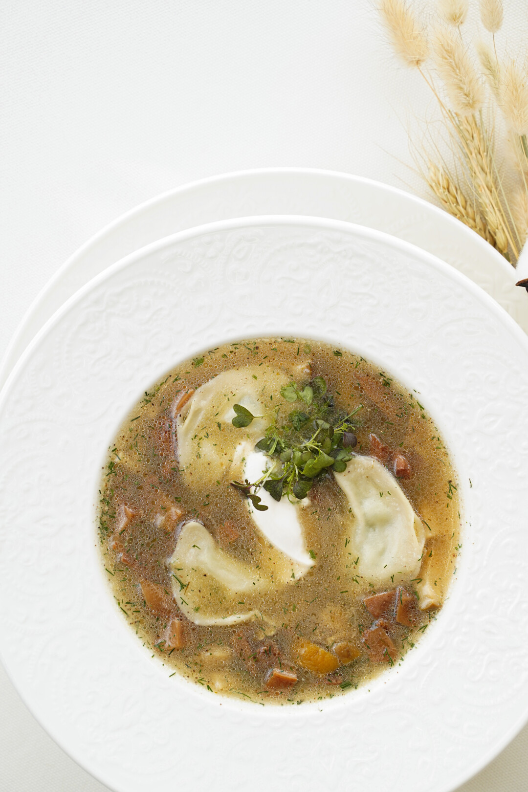 Суп с белыми грибами, лисичками и мини-варениками в «Гедонисте»