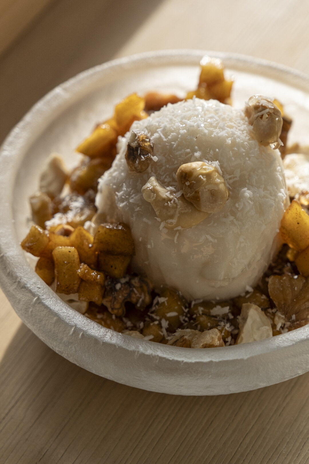 Кокосовое мороженое с печеными яблоками в Nolan