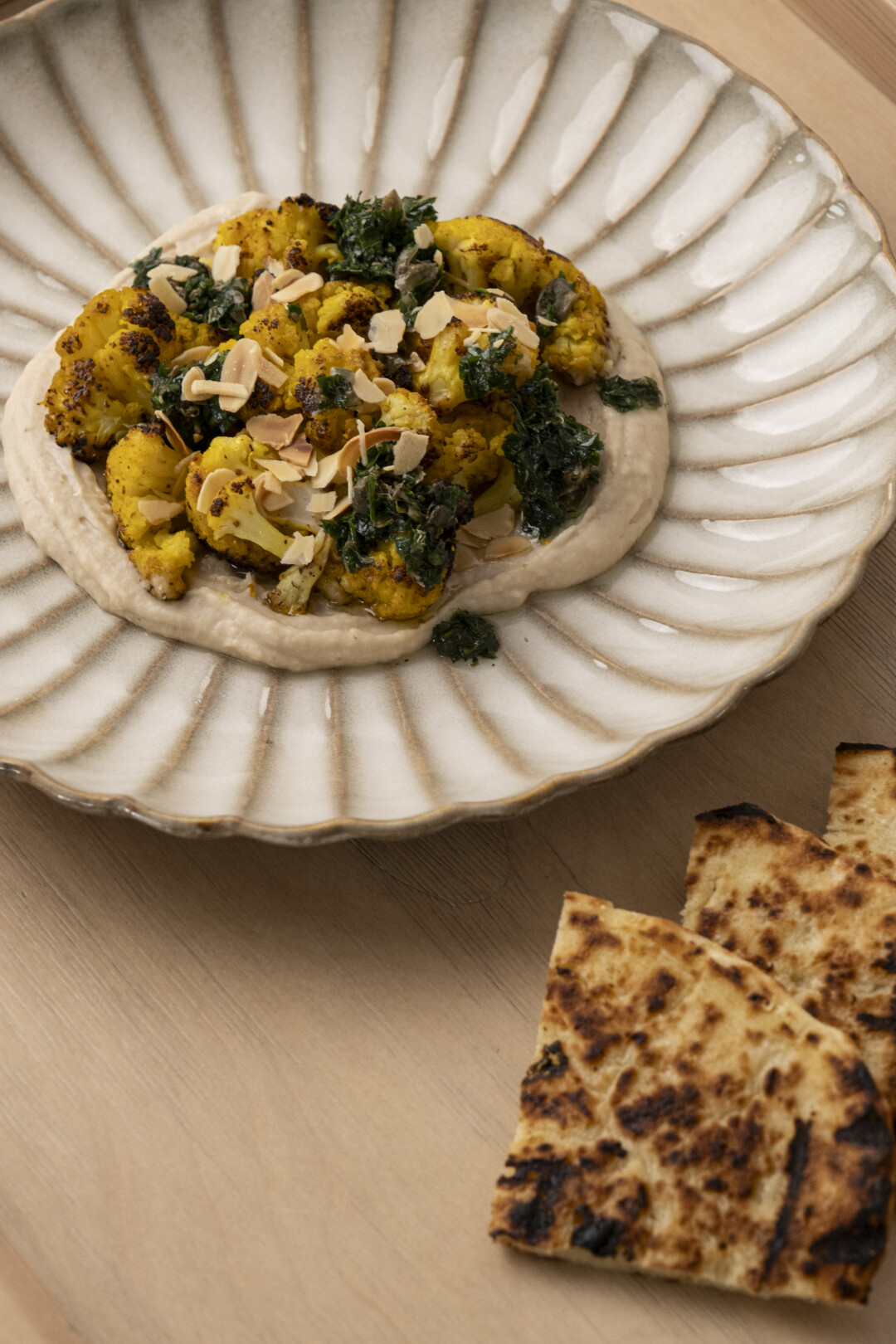 Запеченная цветная капуста с кремом из белой фасоли в Nolan