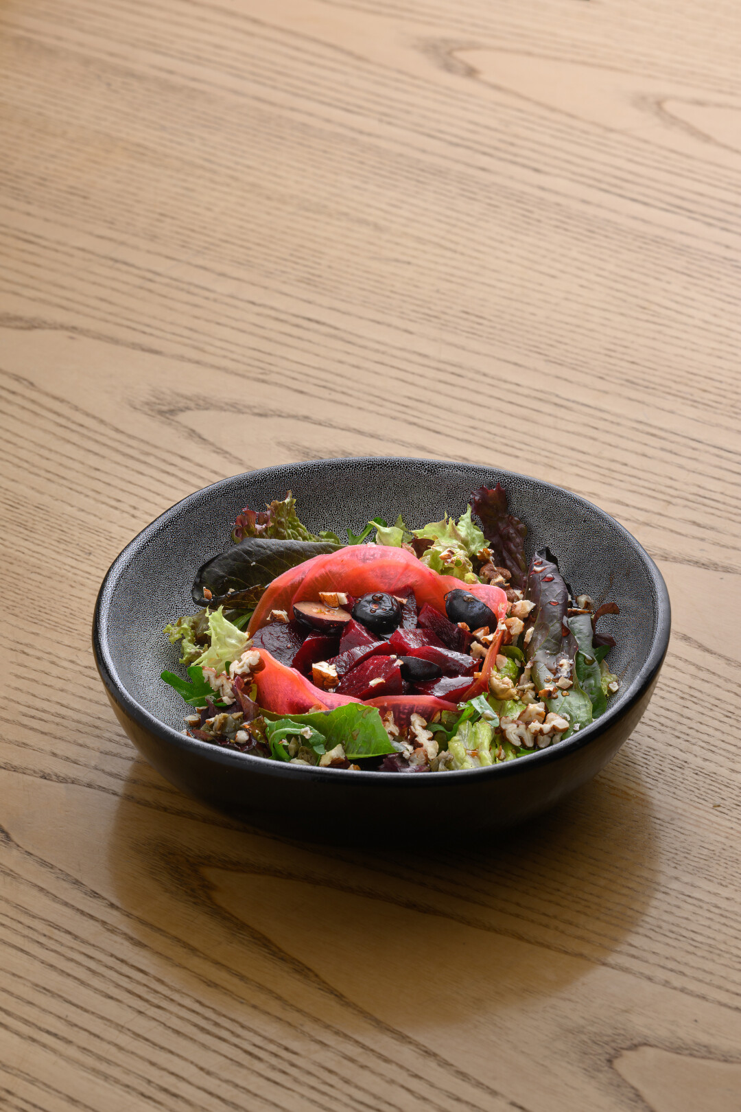 Салат из печеной свеклы с орехом пекан и гранатовым соусом в «Партизане»