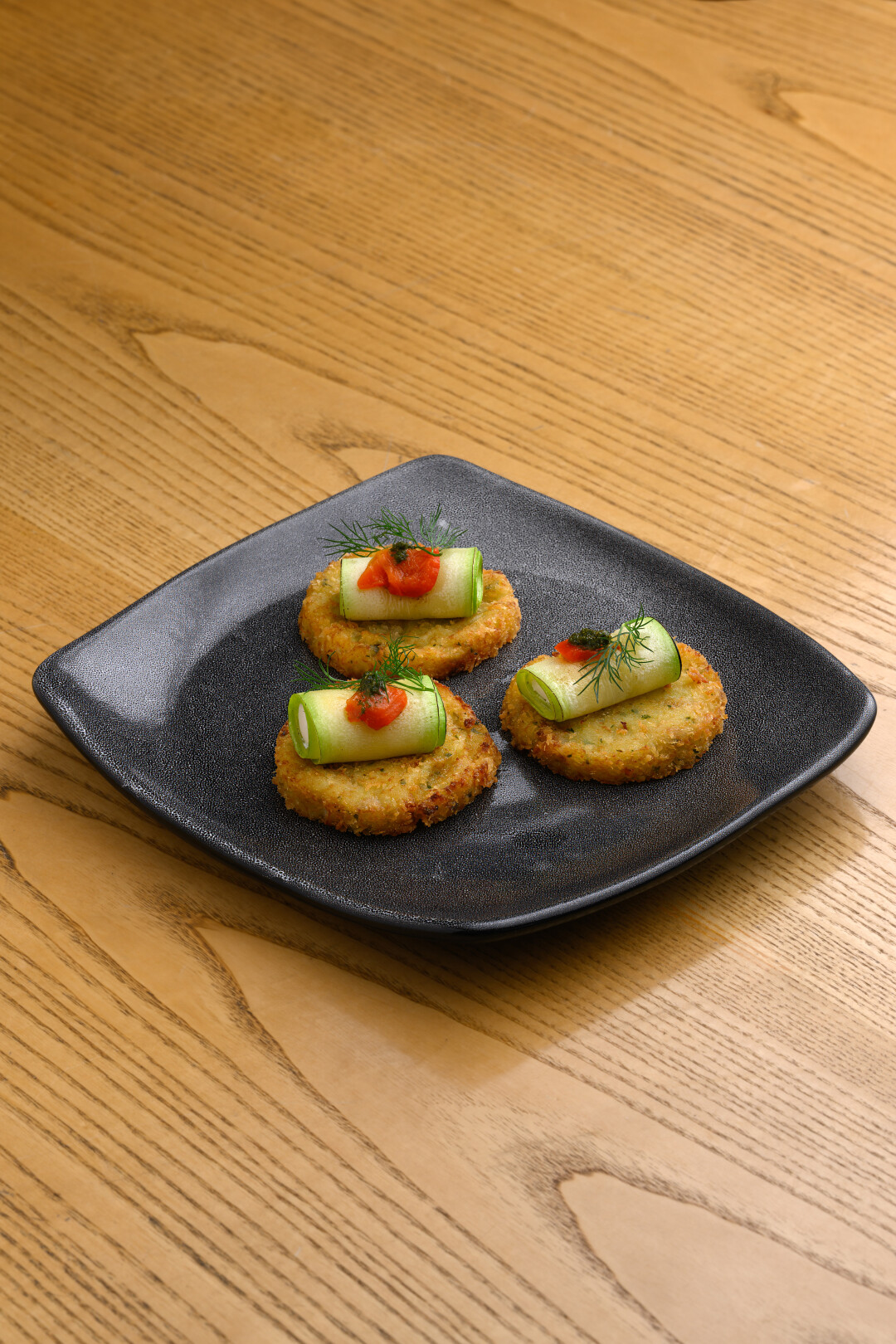 Картофельные оладьи с рулетиками из цукини и печеным перцем в «Партизане»