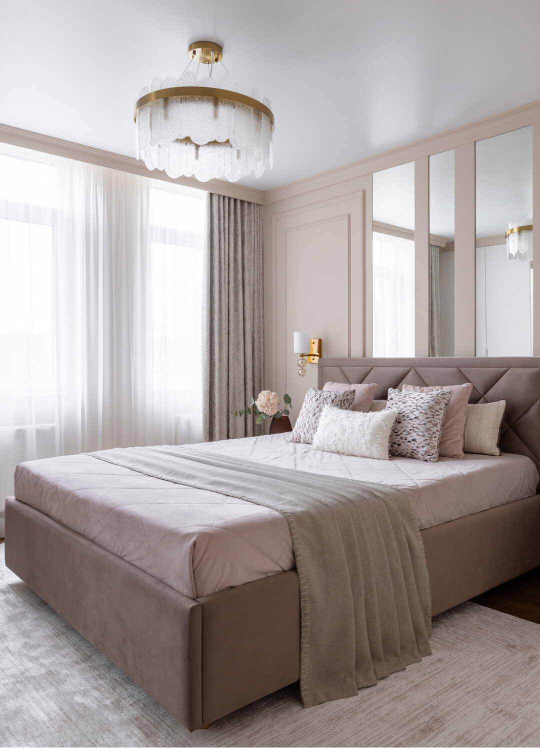 Фактурный ковер в идеальном сочетании серого и бежа от «Мир ковров» прекрасно дополнил интерьер спальни и гостиной