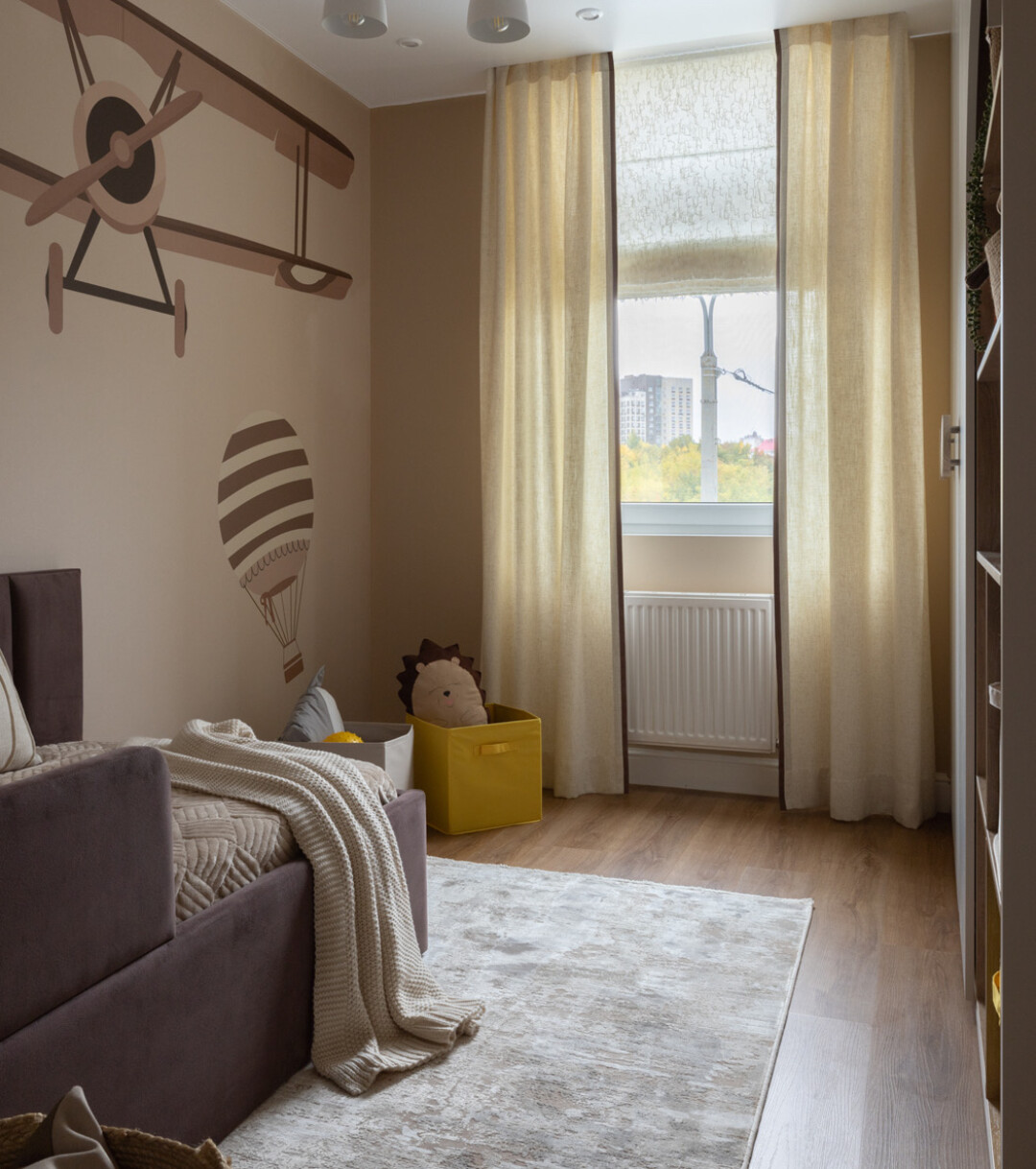 Чтобы разбавить нейтральный беж в детской, добавили желтые и коричневые акценты, а на стену пустили фотообои от Inside