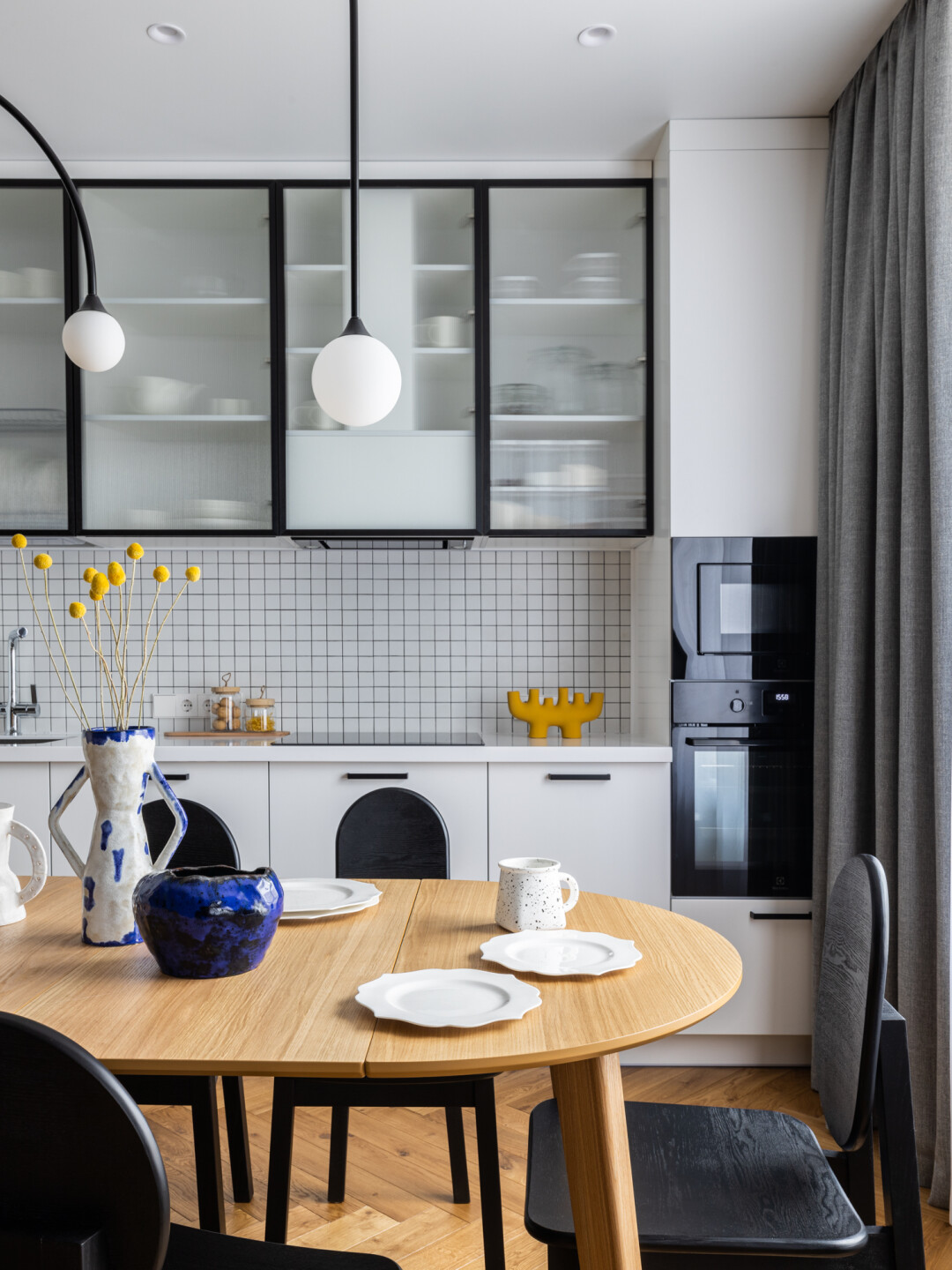 Стильное освещение — от салона «Стили света». Стол —от Lagom Home. Кухня —от фабрики мебели «Реформа»