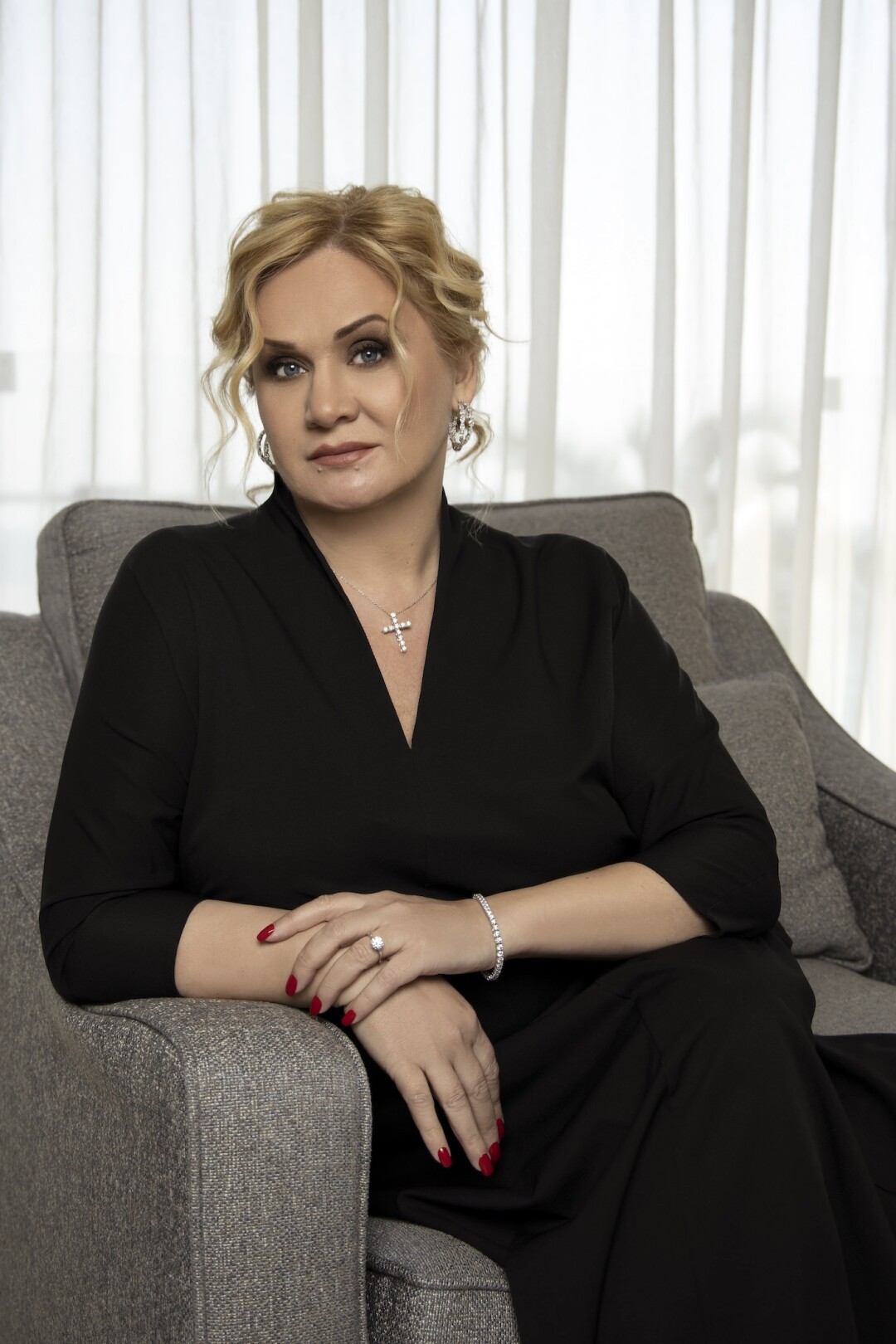 На Анне серьги, кулон, браслет и кольцо MERCURY из коллекции Classic