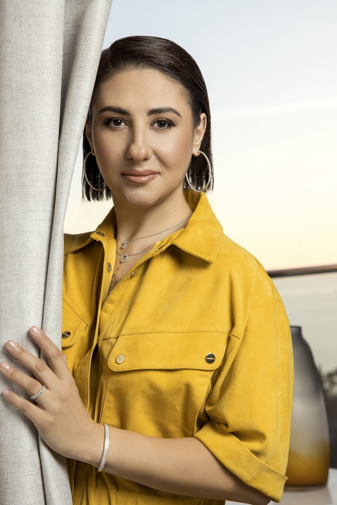 На Юлии серьги, кулоны, кольцо и браслет MERCURY из коллекции Classic