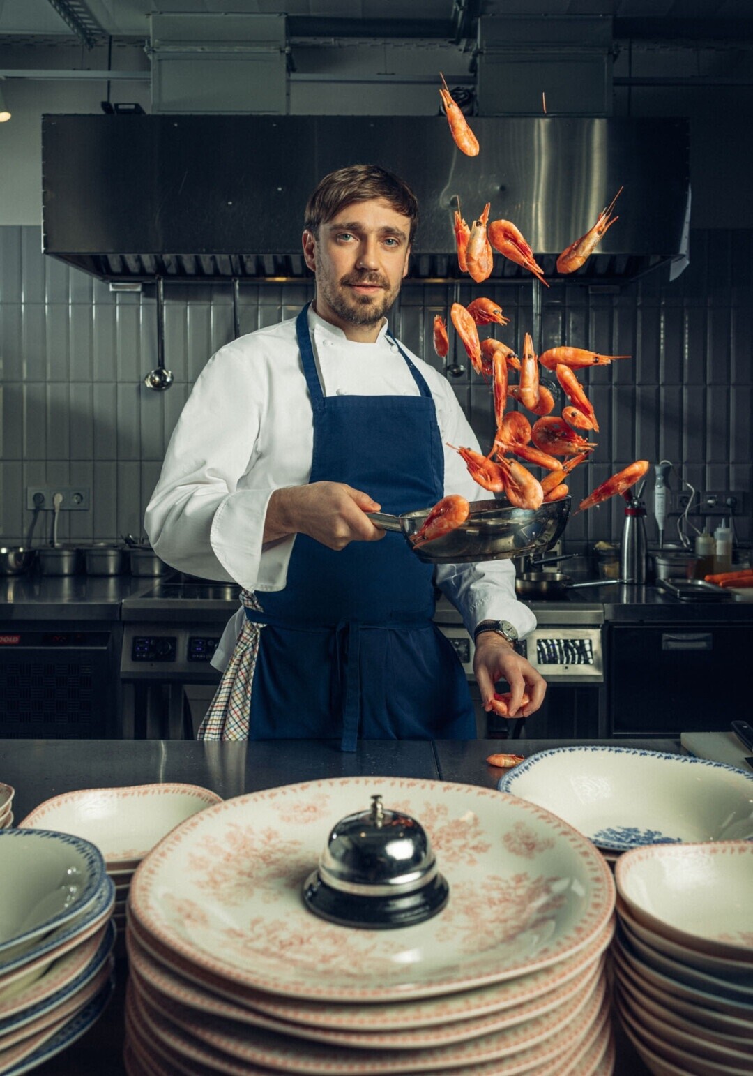 Знакомьтесь, Олег Перфилов, шеф-повар бистро Crevette, бьющего все рекорды по светской явке, и победитель премии «Что где есть в Петербурге — 2023»