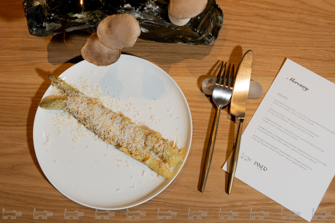 Спаржа в темпуре с ореховым соусом и копченой фетой