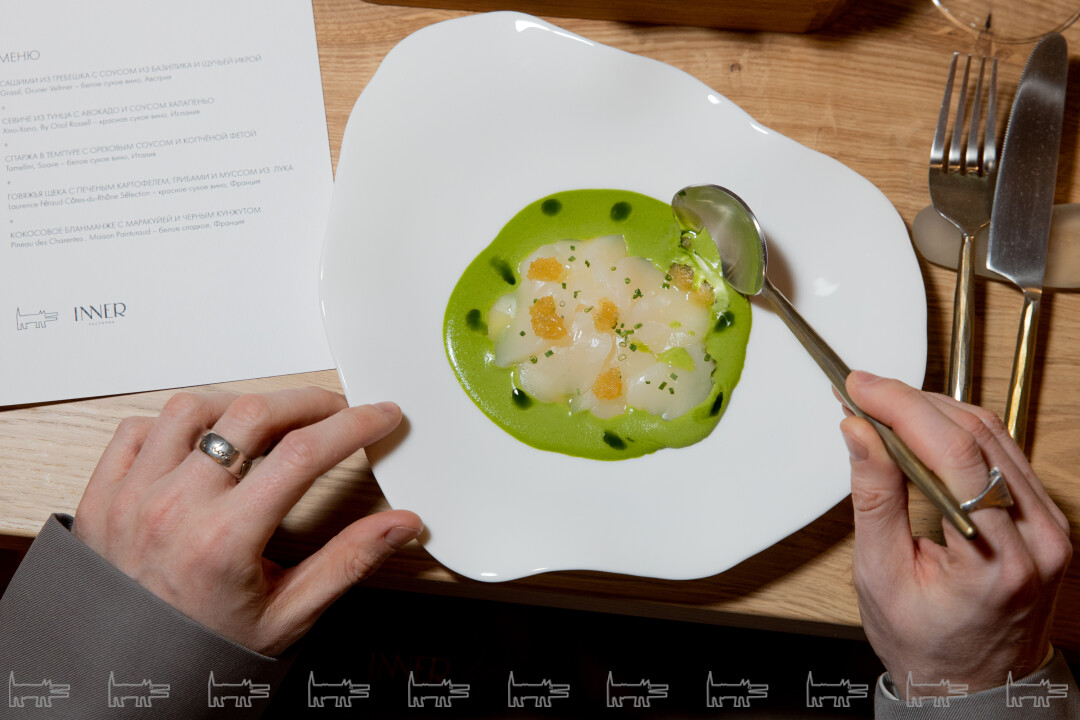 Сашими из гребешка с соусом из базилика и щучьей икрой