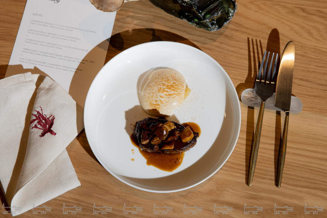 Говяжья щека с печеным картофелем, грибами и муссом из лука