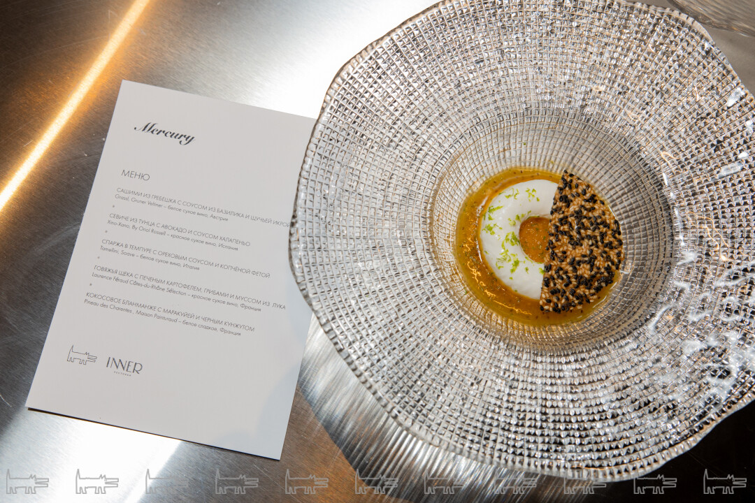 Кокосовое бланманже с маракуйей и черным кунжутом