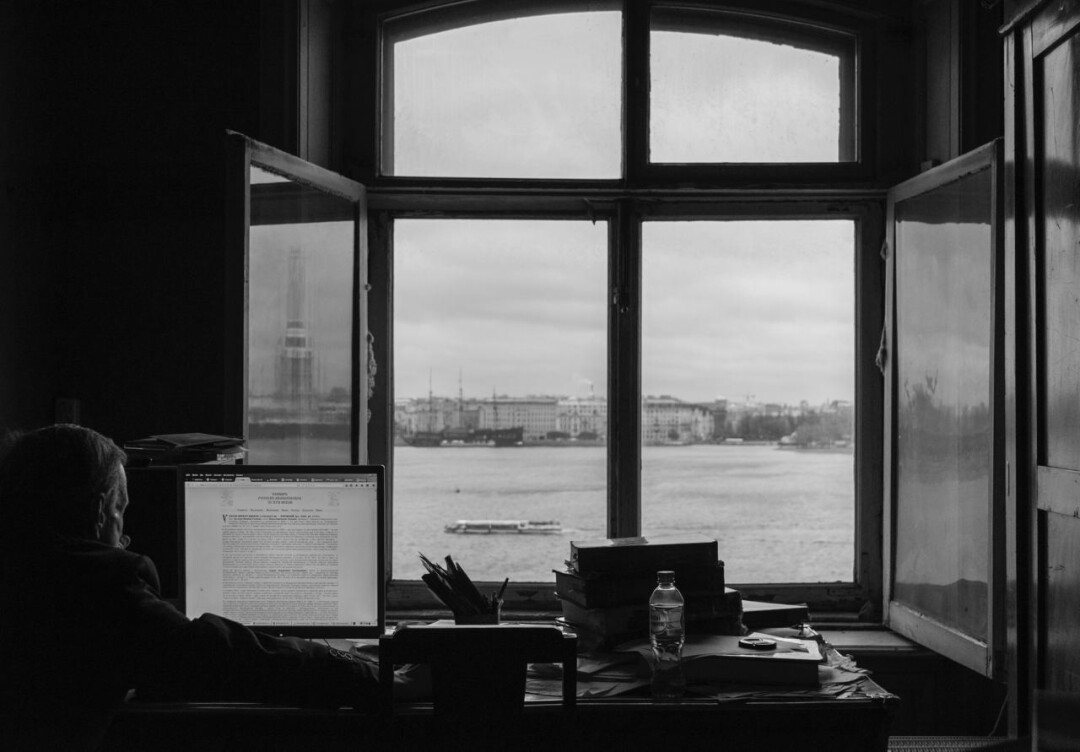 Аркадий Ипполитов в отделении гравюр Эрмитажа. Фото Дмитрия Сироткина. 2017