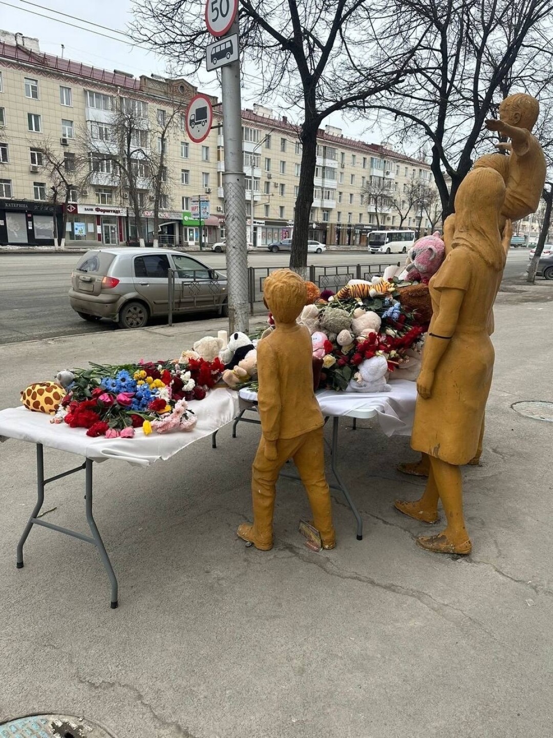 Уфимцы несут цветы, игрушки и свечи в память о жертвах теракта в «Крокус  Сити Холле» | Sobaka.ru