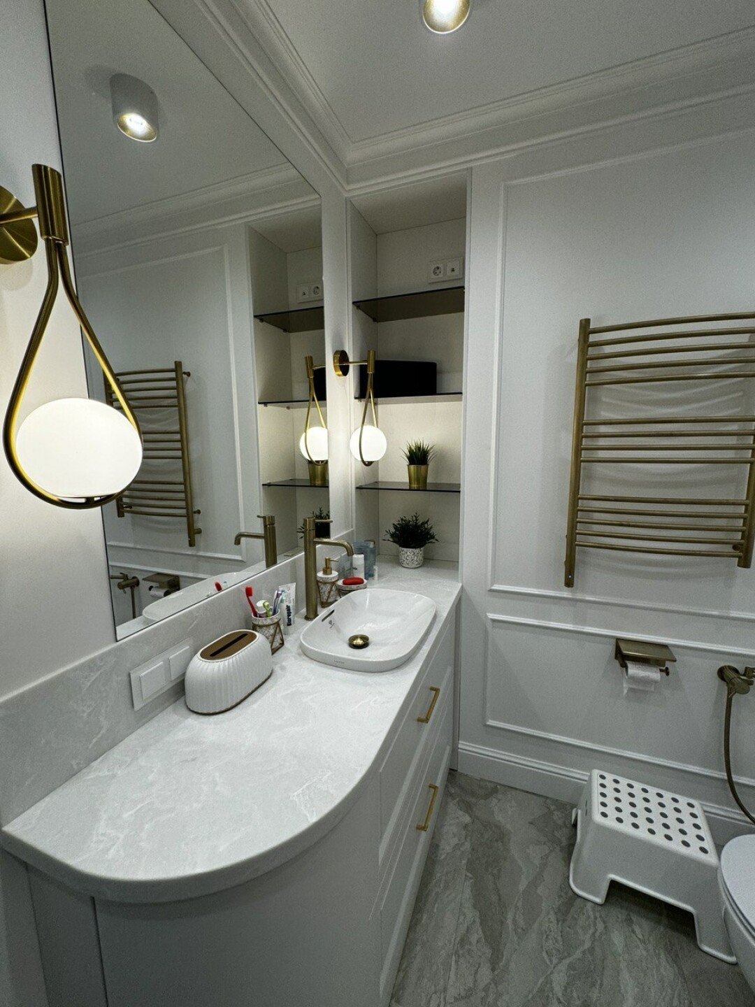 В Gaudi можно приобрести изделия из стекол и зеркал, элементы отделки помещения