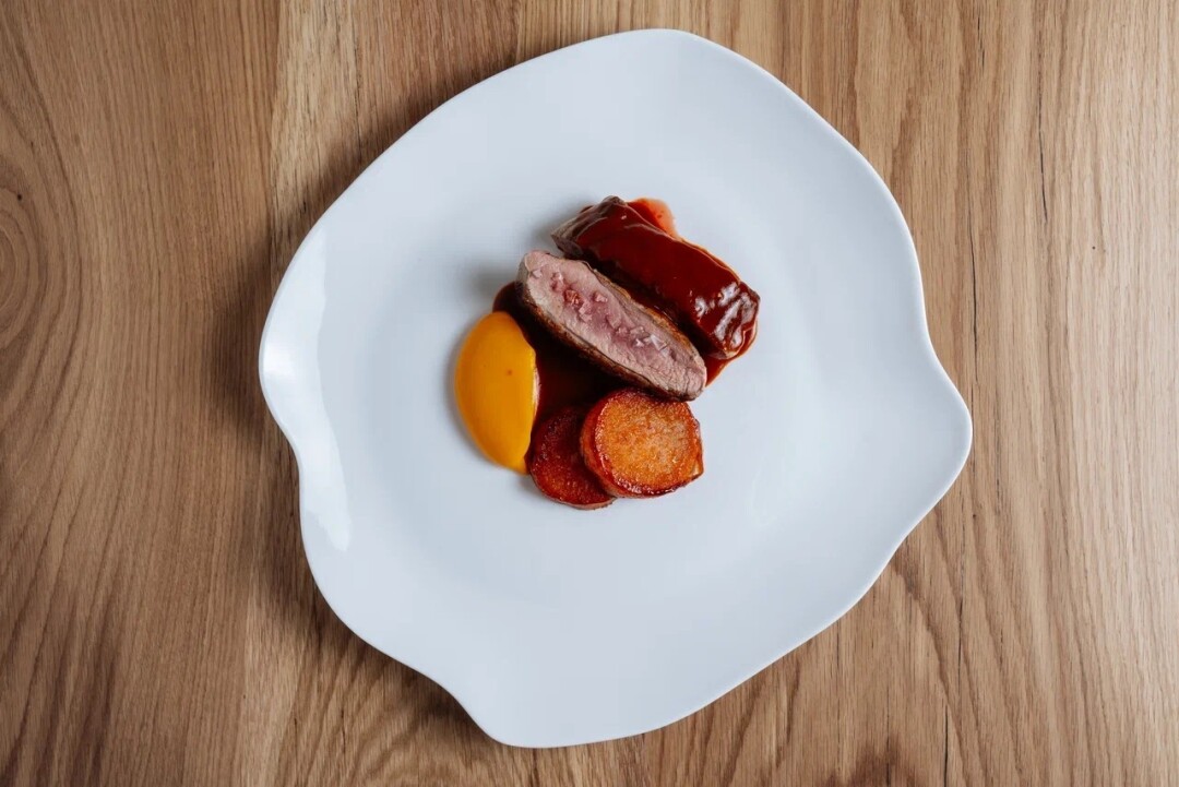 Утиная грудка с бататом и соусом чоризо