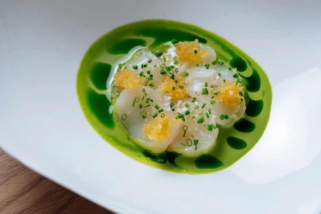 Сашими из гребешка с соусом из базилика и щучьей икрой