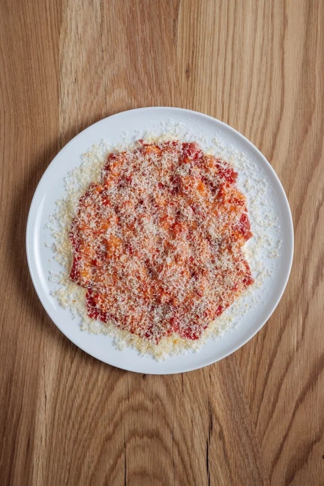 Карпаччо из говядины с айоли, печеным перцем и копченой фетой