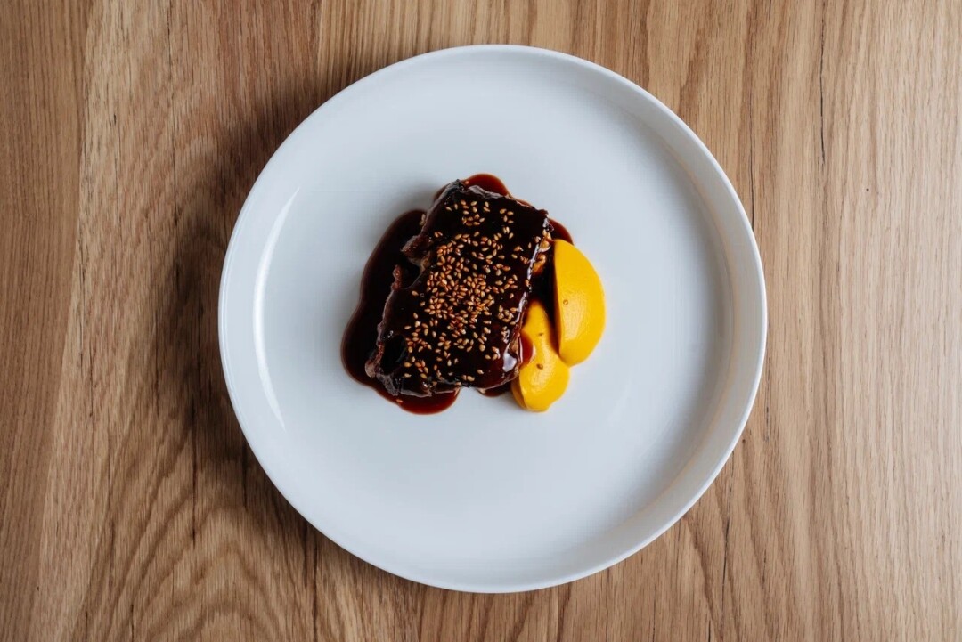 Говяжье ребро с морковным кремом и кимчи-капустой