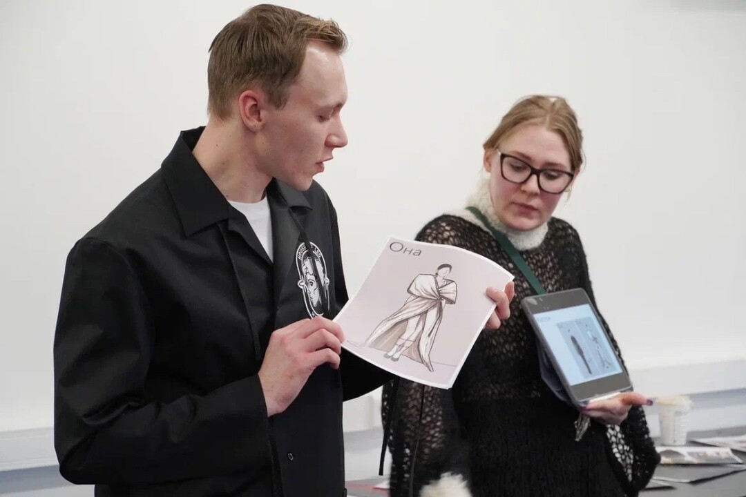 Режиссер Артем Злобин и художник-постановщик Алена Ромашкина на представлении костюмов