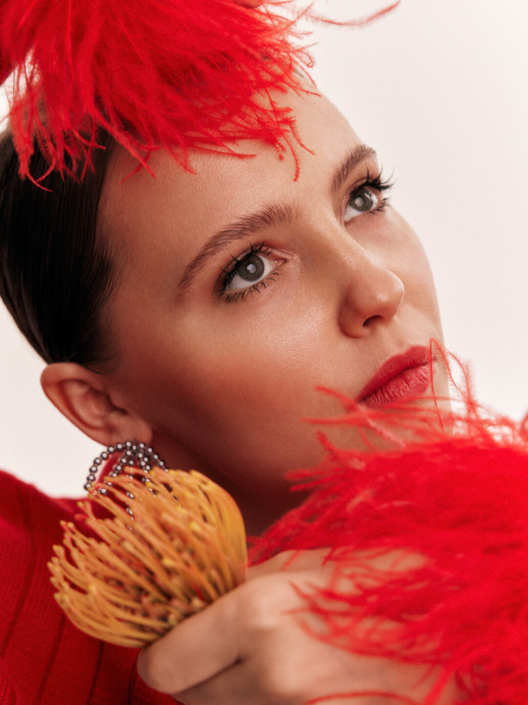 На Юлии: кардиган «Май Май», серьги Aqua (Poison Drop)