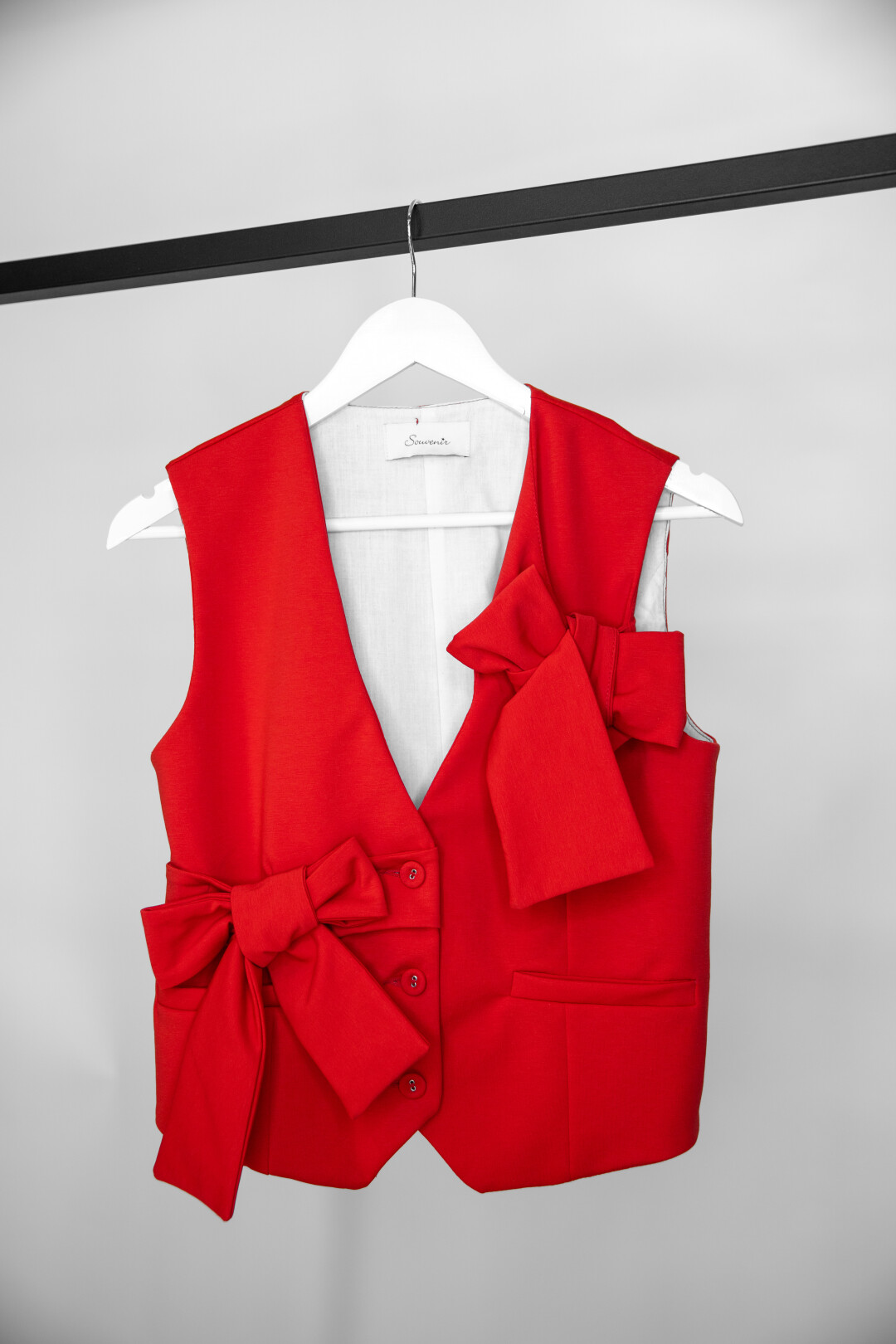 Жилет в красном оттенке от бутика in.to.it