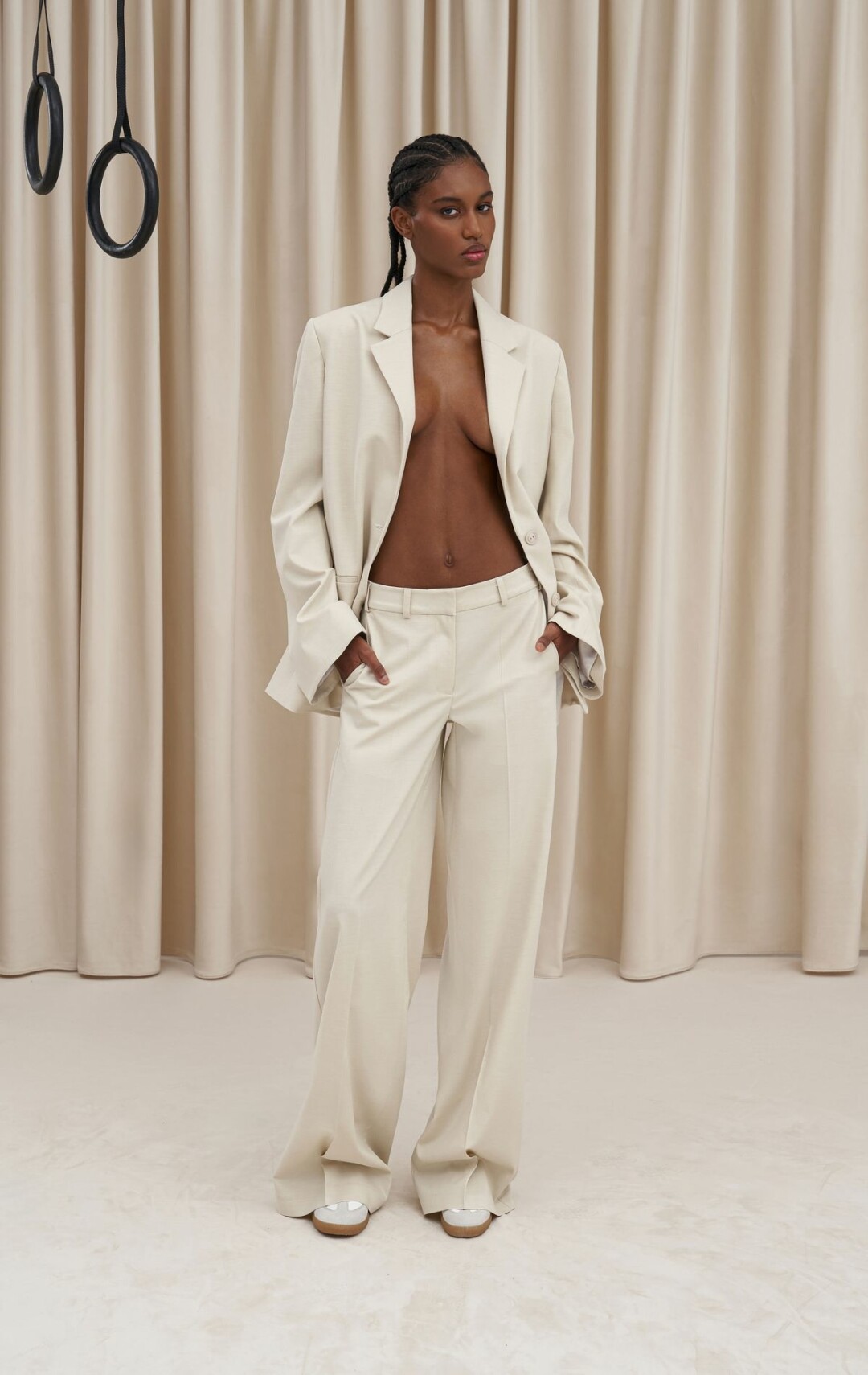 Пиджак IRNBY, 15 900 руб., брюки IRNBY, 11 900 руб.