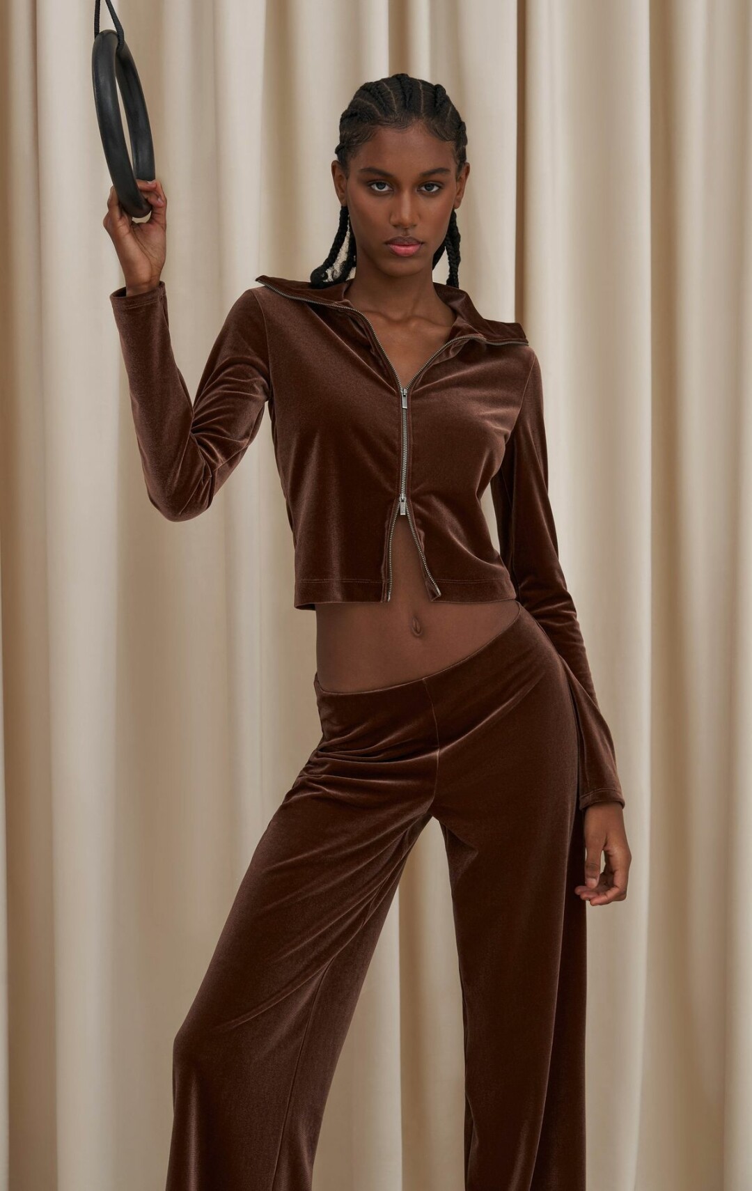 Рашгард IRNBY, 7 900 руб., брюки IRNBY, 6 900 руб.