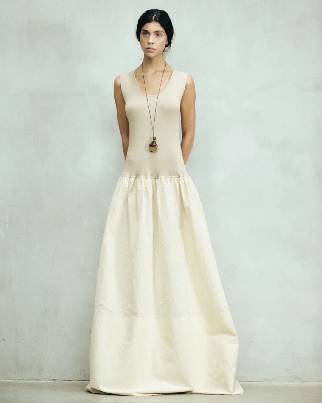 Платье Lyna+, 45 700 руб., кулон Lyna+, 20 000 руб.