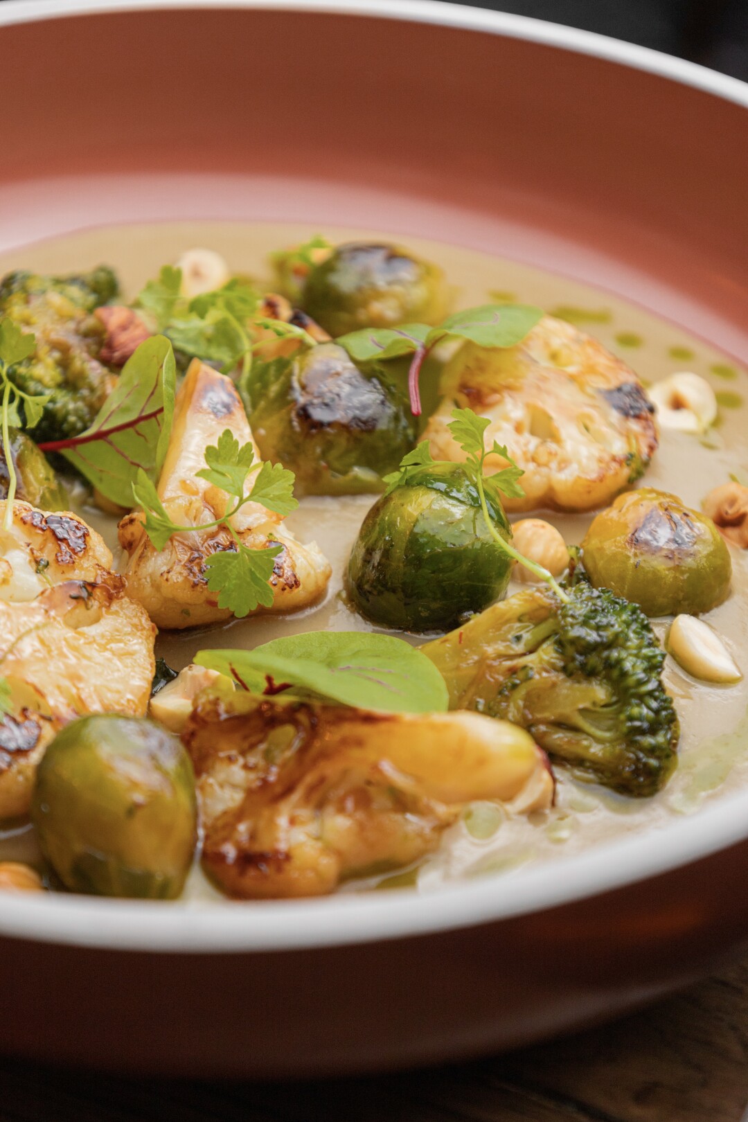 Микс из капусты с соусом из печеных баклажанов и с фундуком в Belka