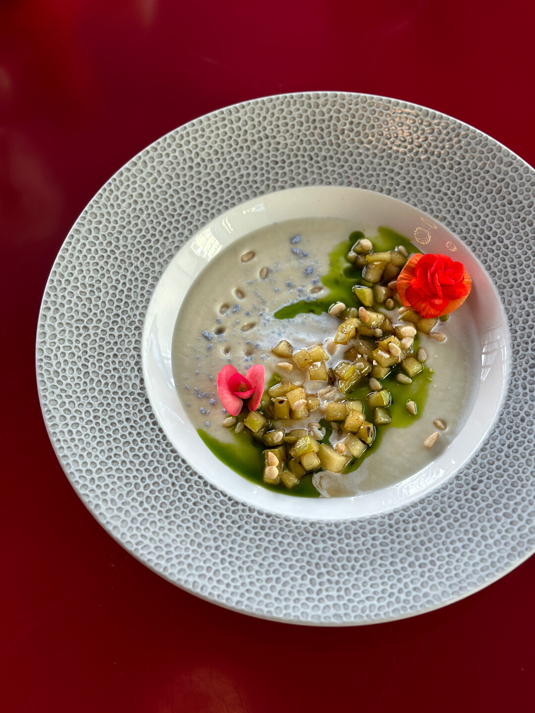 Крем-суп из сельдерея с яблочным чатни в Meduza Seafood&Wine