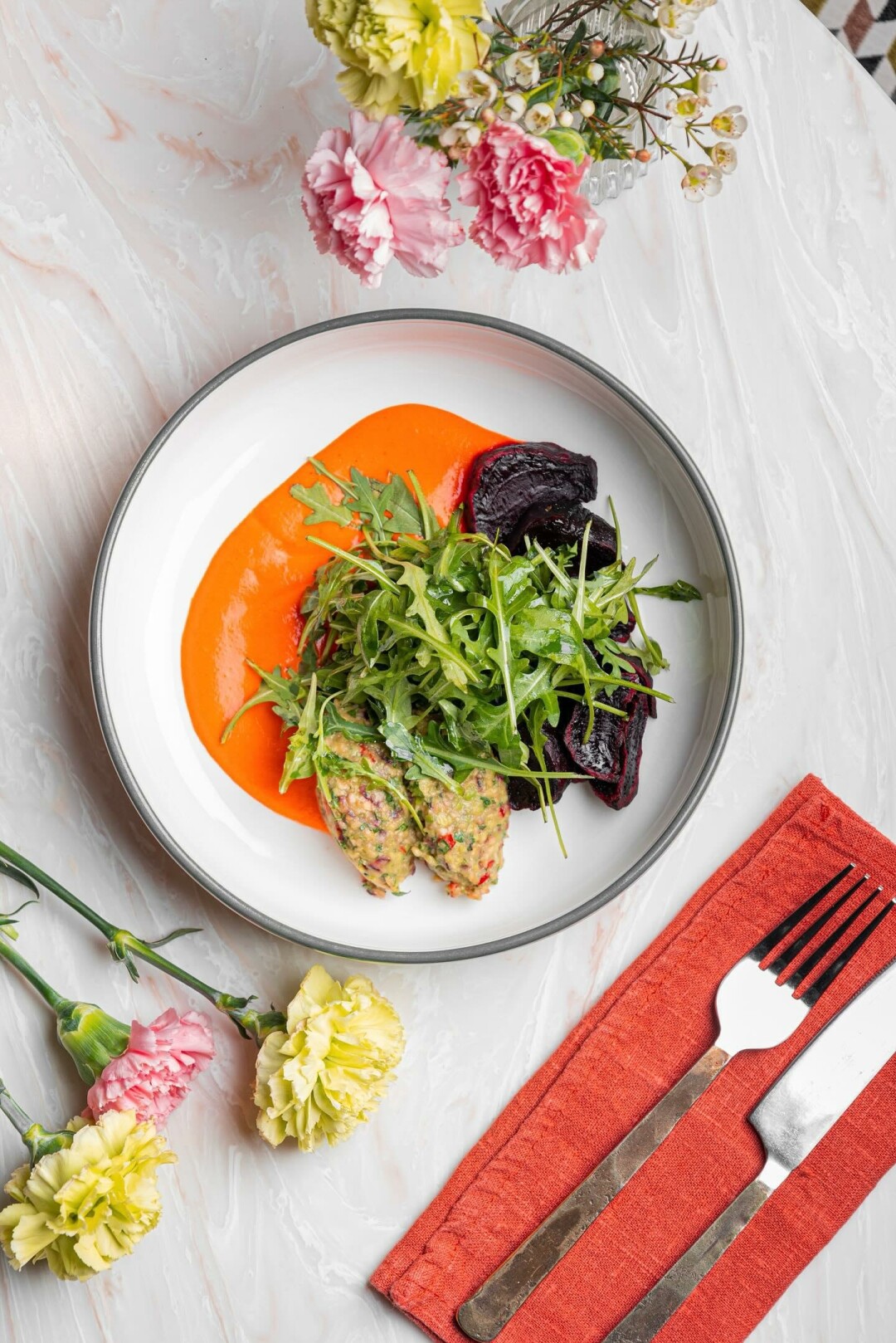 Запеченная свекла с гаукамоле и соусом ромеско в «Деликатесе»