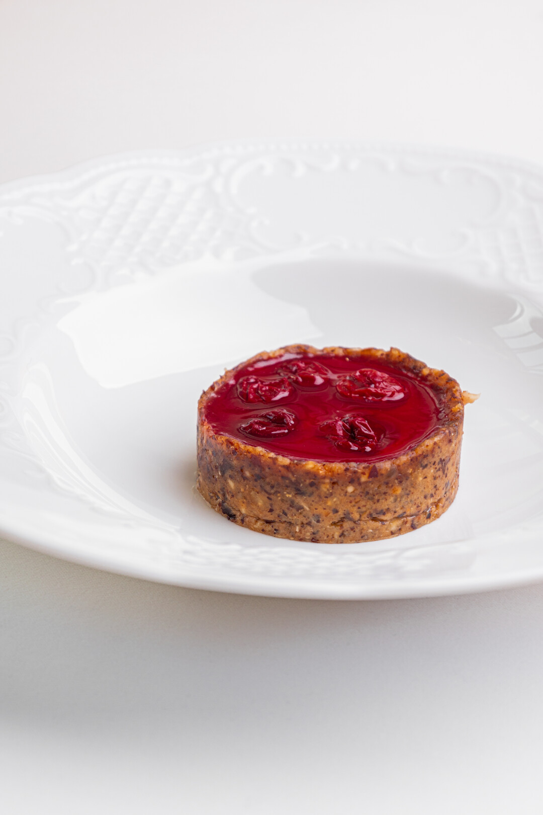 Кешью кейк с компоте из вишни в Karin