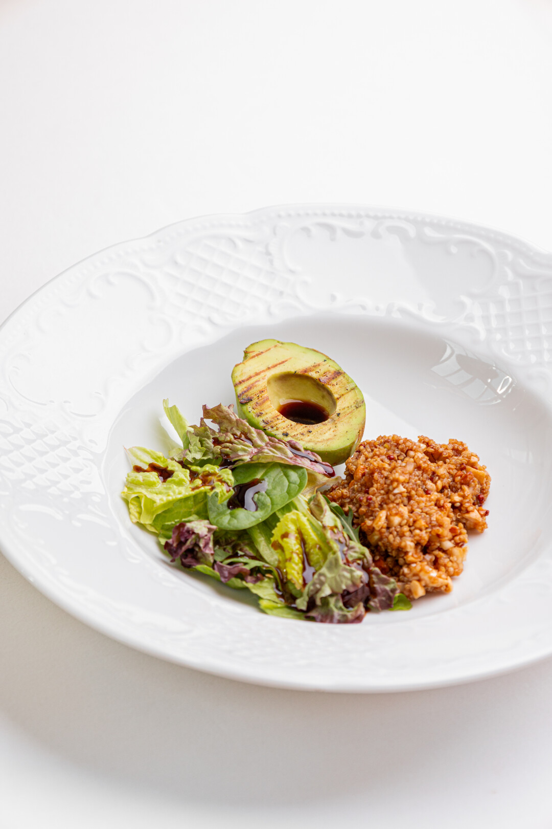 Киноа с кешью, сельдереем и авокадо-гриль в Karin