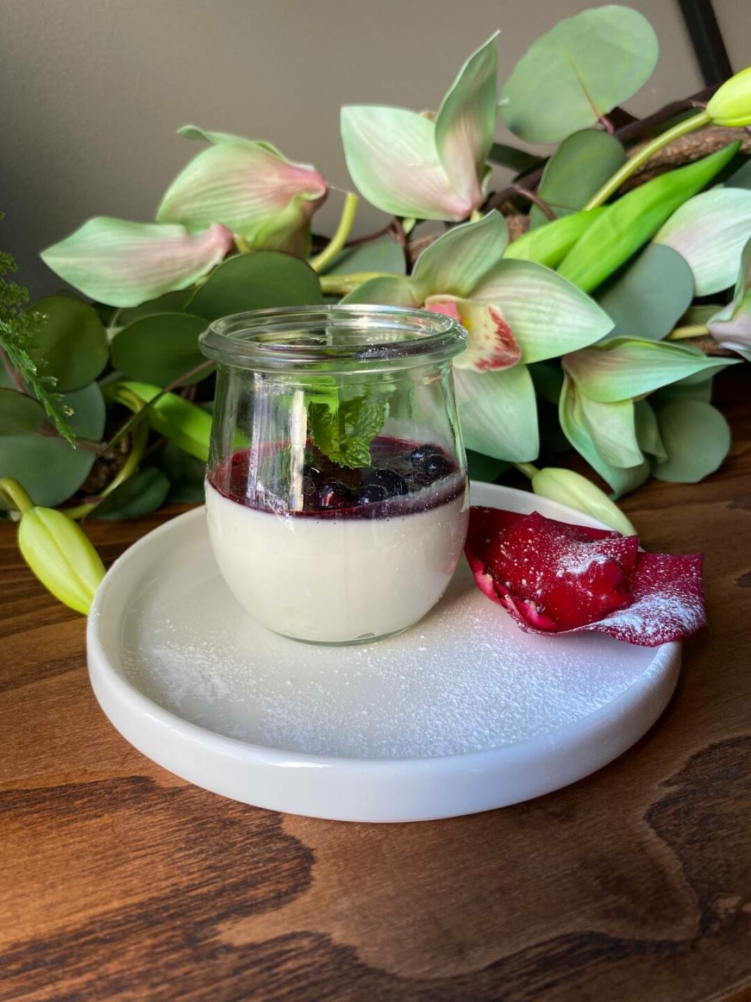 Кокосовая панакота с ягодным соусом в Seven