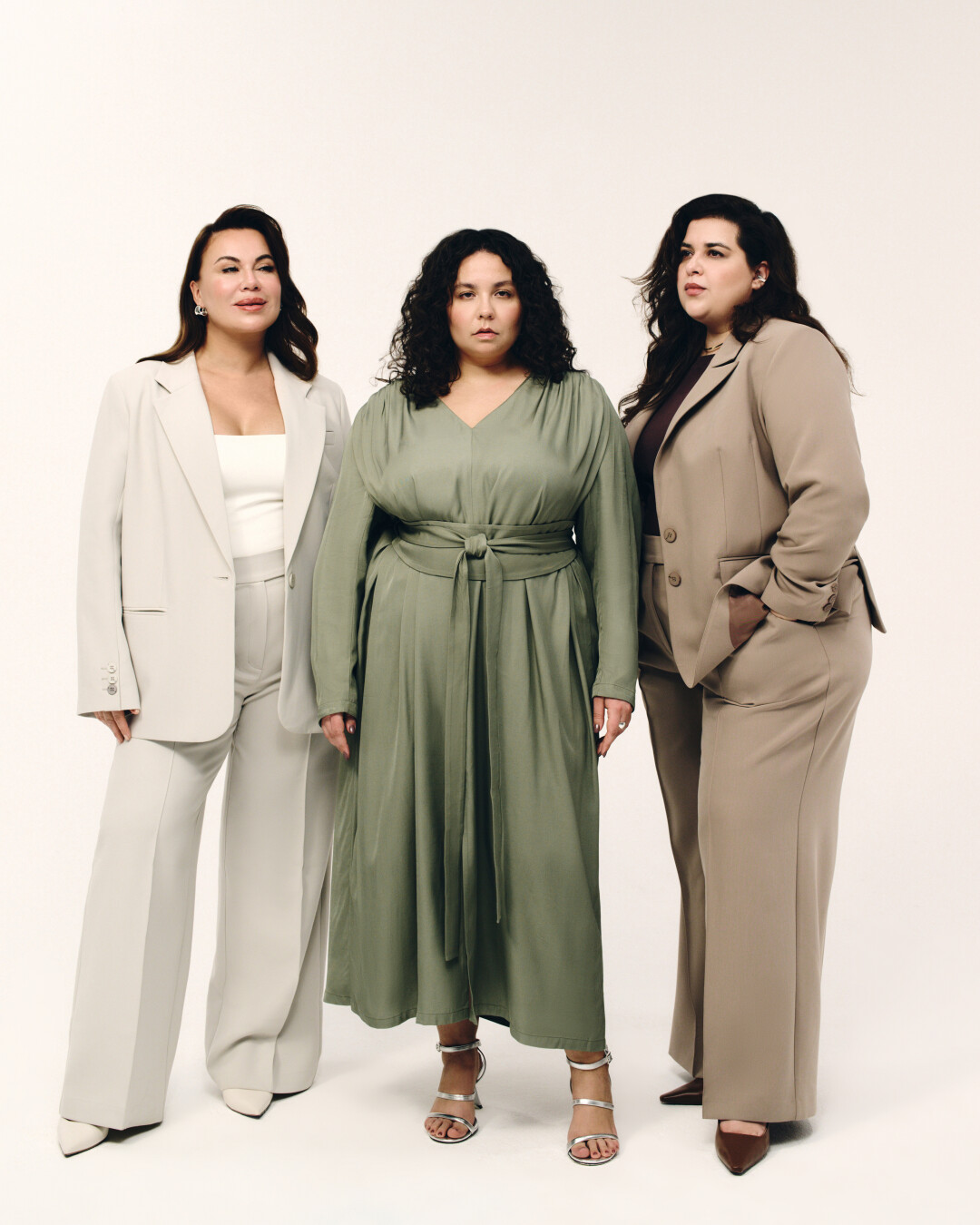 Жакет Divno, 21 990 руб., платье Divno, 17 990 руб.