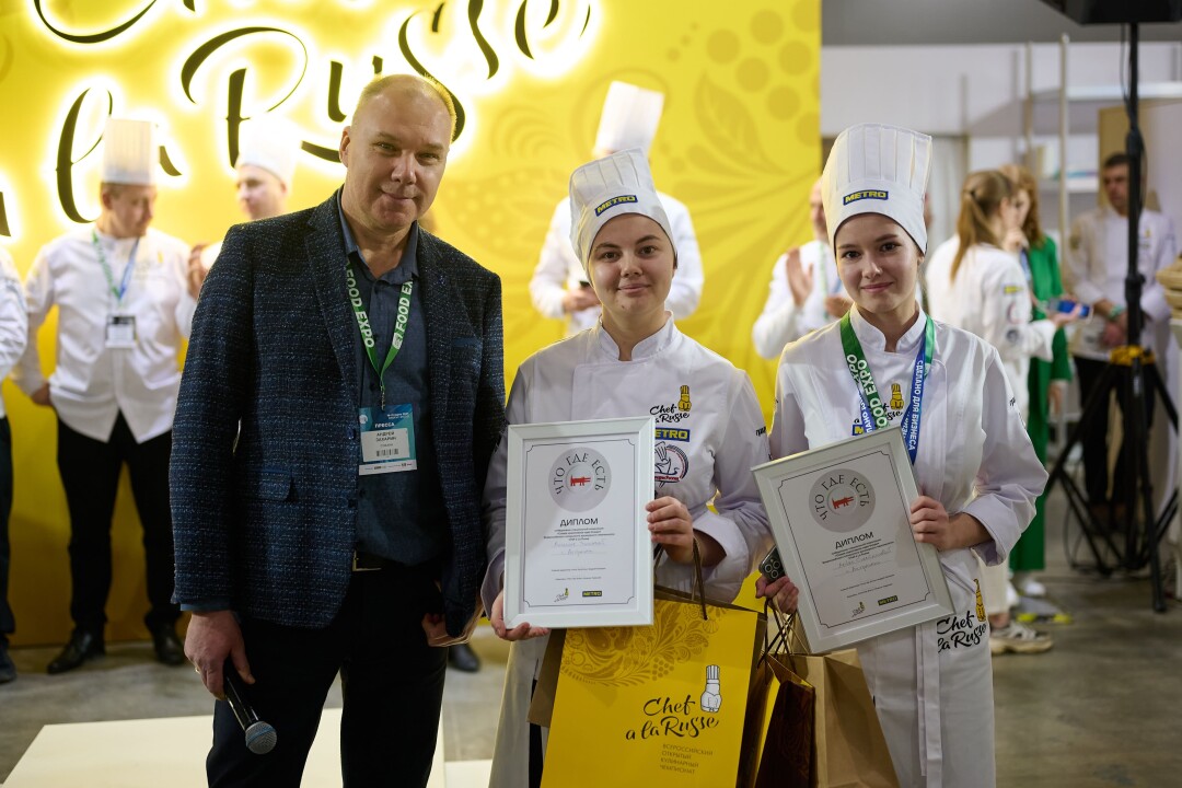 Главный редактор проектов «Что Где Есть» Собака.ru Андрей Захарин и победительницы нашей специальной номинации - Лейла Сулейманова и Ангелина Зыкова.