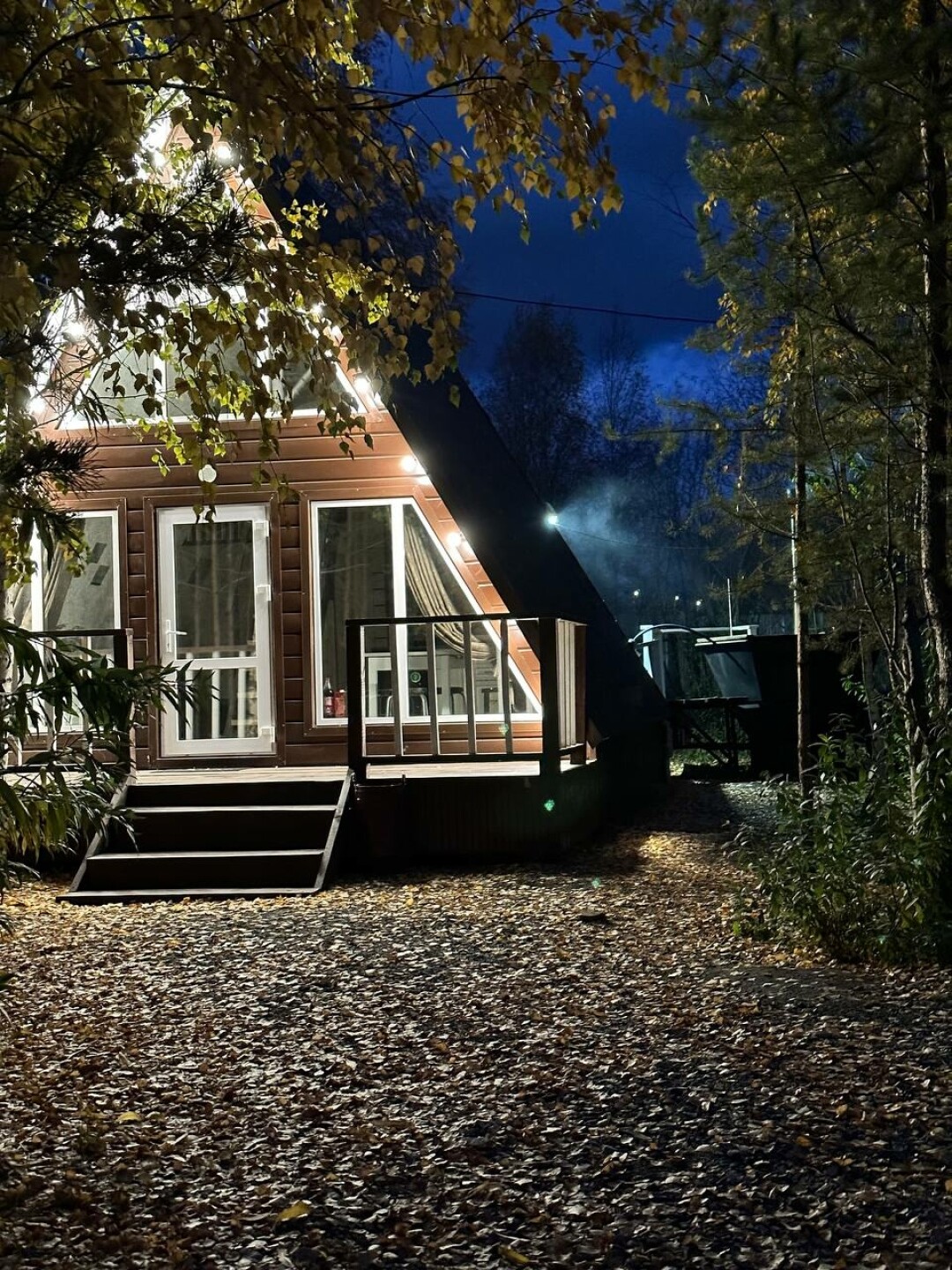 Вид на гостевой дом с панорамными окнами