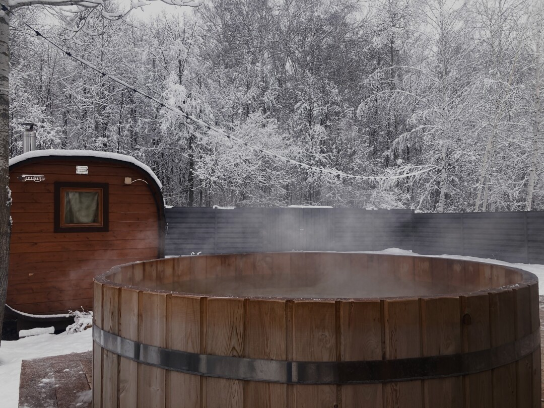 Купель на территории глэмпинга