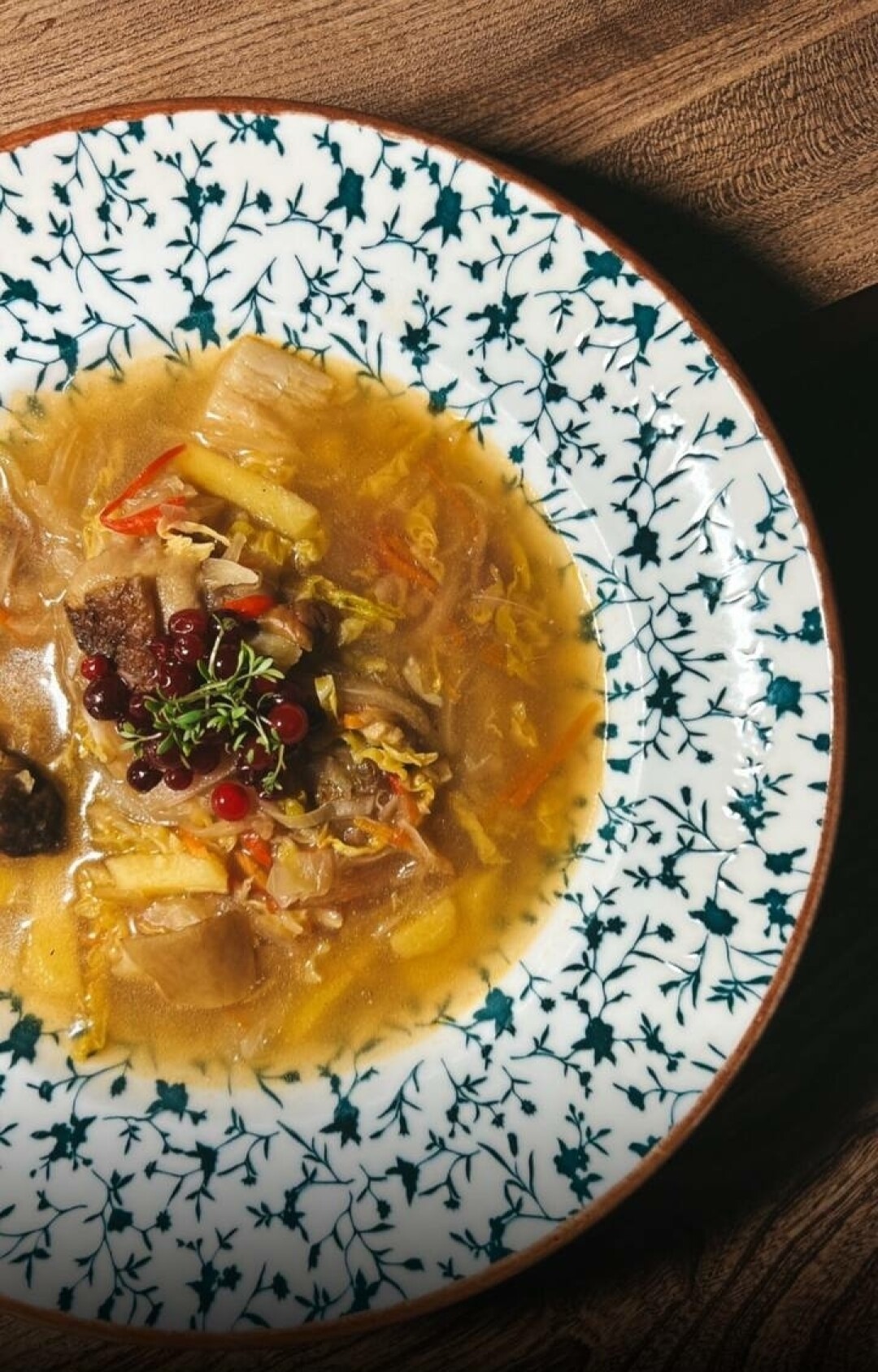 Щи из квашеной капусты с моченой брусникой в Seven