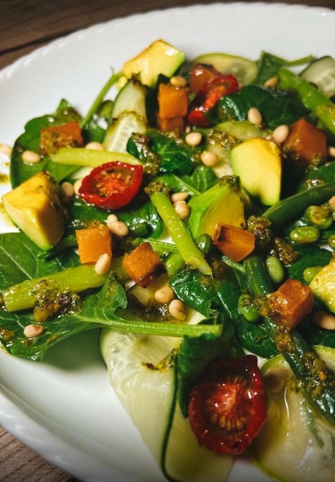 Зеленый салат с печеной тыквой и кедровыми орехами в Seven