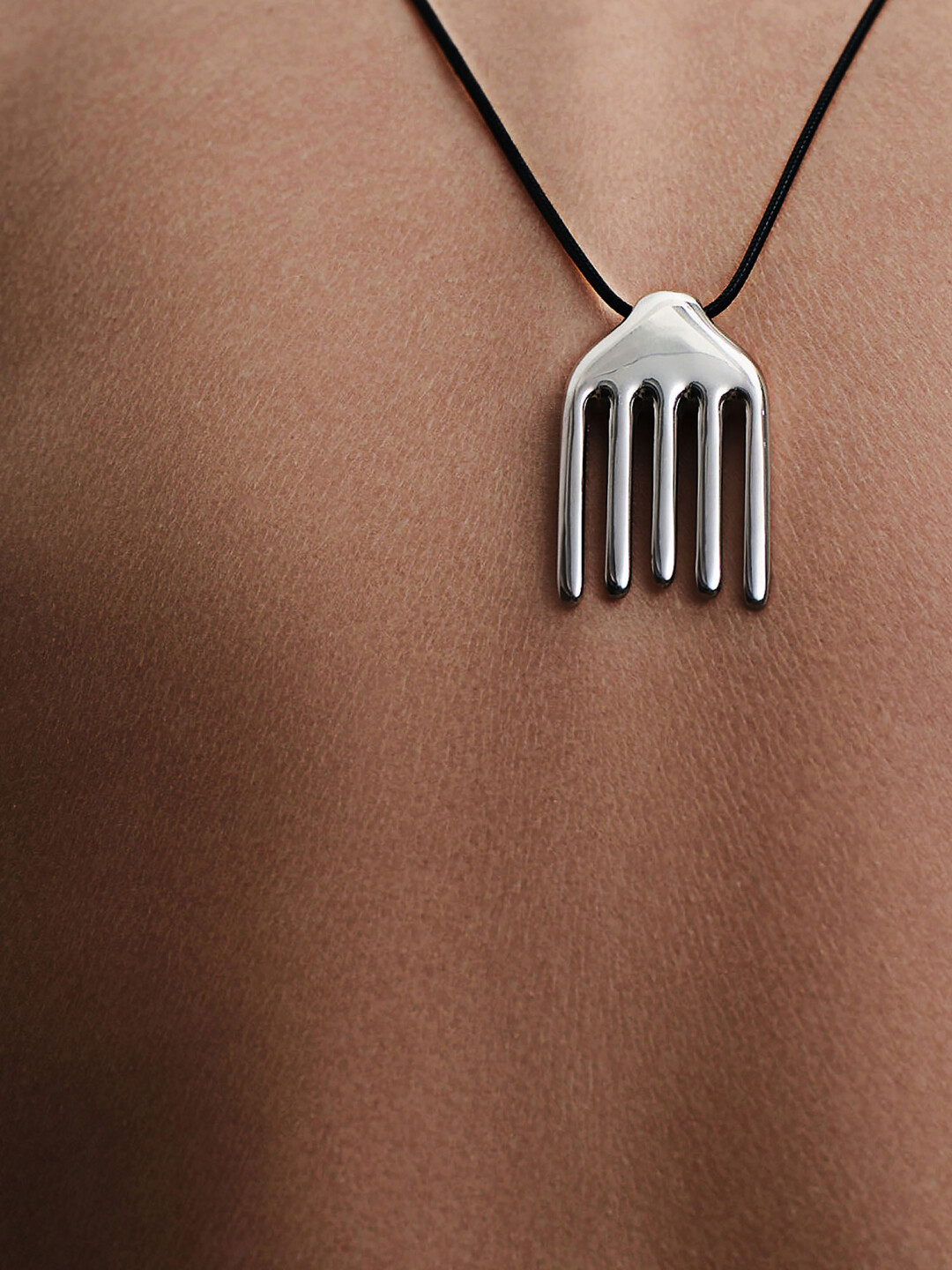 Колье Sea Comb, Nude, 72 500 руб.