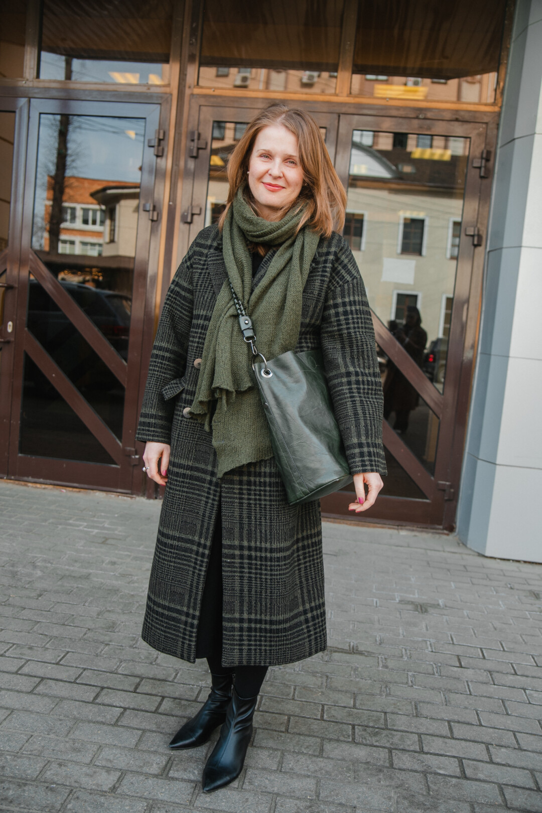 На Владе: пальто Lime, шарф из Парижа, сумка из Италии, сапоги «Эконика», юбка Mango, кольца ручной работы.