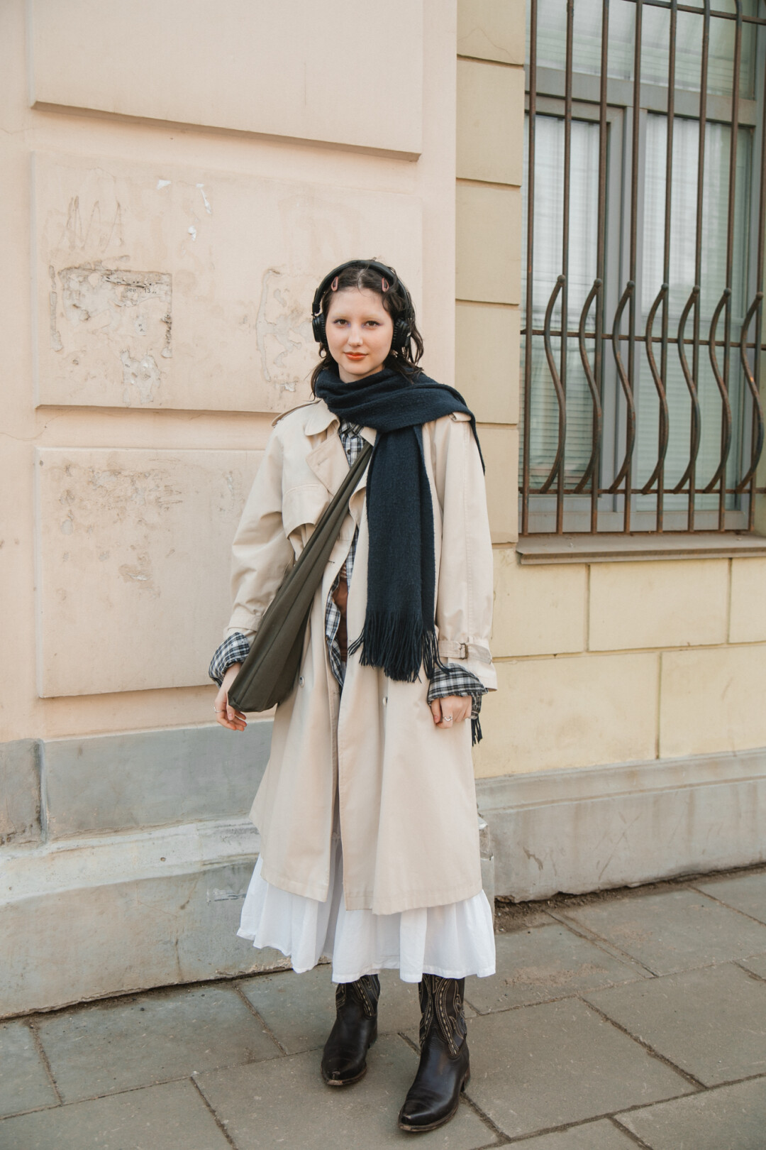 На Ане: бабушкин тренч из Швеции, шарф H&M, сумка, юбка и казаки из запасов Авито, рубашка со свопа (бесплатно!).