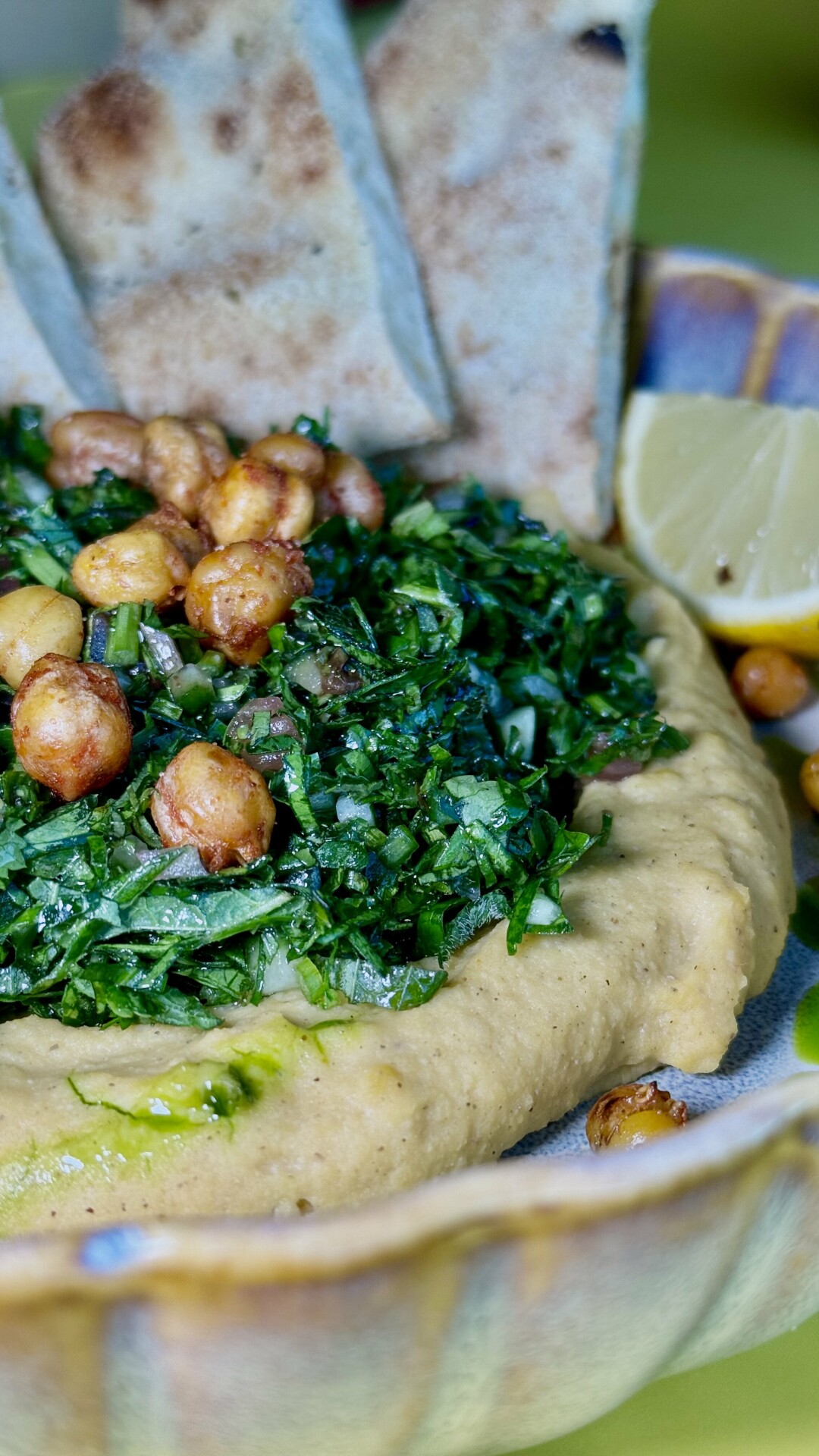 Теплый хумус, который сделан из батата, табуле из зелени и хрустящего нута в Portofino