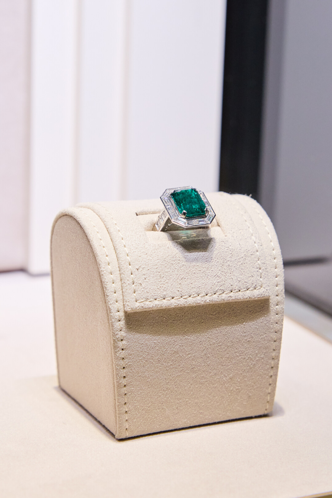 Витрины Parure Atelier в отеле Stella di Mosca